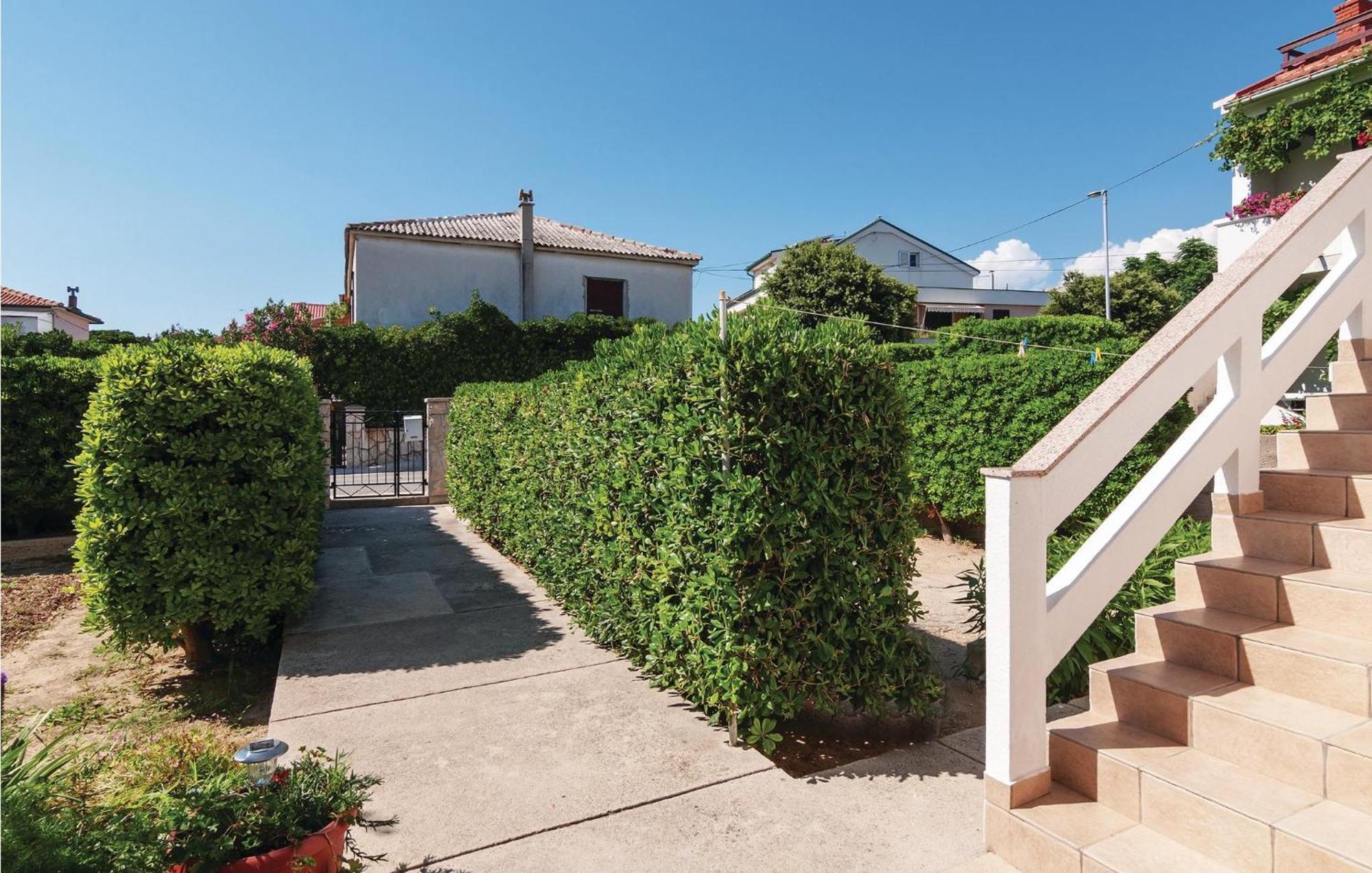 2 Bedroom Awesome Apartment In Pag Pag Town Exterior foto
